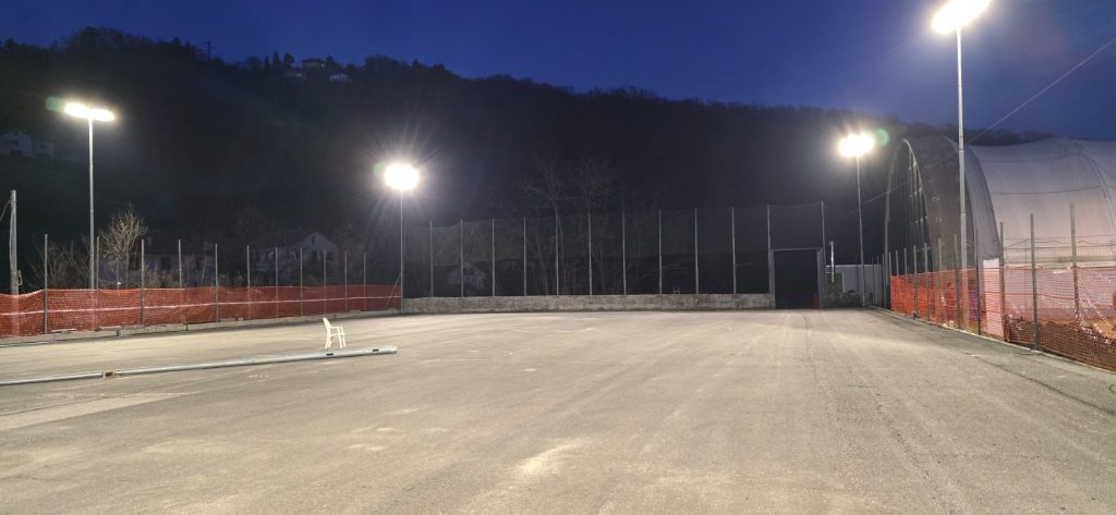 Progetto Illuminazione con Proiettori Led Disano per un'illuminamento medio di 200 lux su Pali da 12 mt